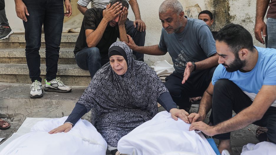 Mourners at Al-Shefa hospital in Gaza City
epa10912864 Palestinians mourn over the bodies of loved ones at Al-Shefa hospital in Gaza City, 11 October 2023. At least 1,200 Israelis have been killed and over 2,800 others injured, according to the Israel Defense Forces (IDF), after the Islamist movement Hamas launched an attack against Israel from the Gaza Strip on 07 October. More than 3,000 people, including 1,500 militants from Hamas, have been killed and thousands injured in both Gaza and Israel since the conflict erupted, according to Israeli military sources and Palestinian officials.  EPA/HAITHAM IMAD 
Dostawca: PAP/EPA.
HAITHAM IMAD