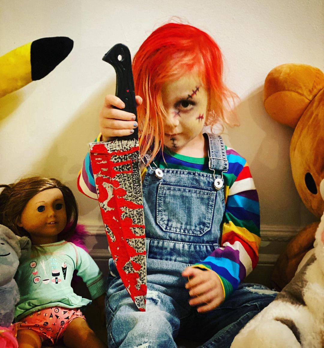 Chcąc "wesprzeć" grającą w horrorze koleżankę, Tori Spelling obfotografowała synka odtwarzającego postać laleczki Chucky