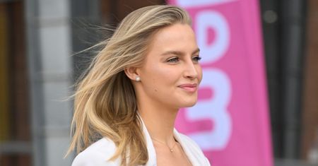 Celowo "zapomniała" spodni. Pisarek lansuje najgorętszy trend