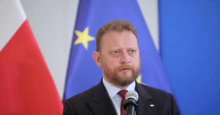 Warszawa. Autobus spadł z wiaduktu na trasie S8. Łukasz Szumowski: To jest w tej chwili walka o życie