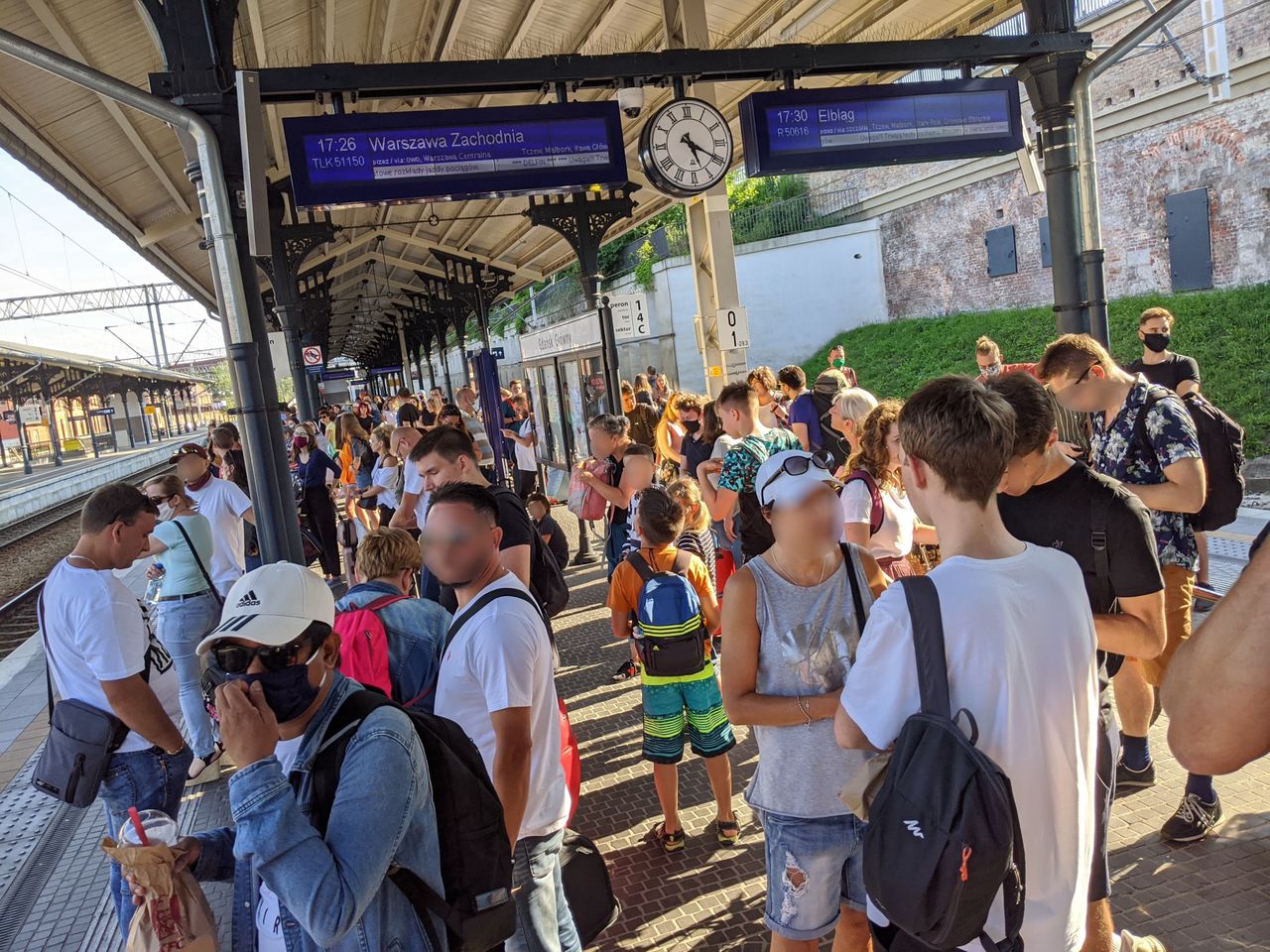 Tłumy na peronie w Gdańsku. "W kwestii maseczek to oczywiście różnie. Już przy wejściu afera"