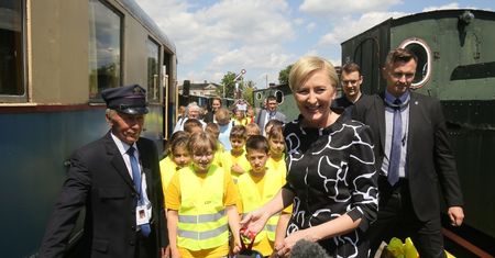 Agata Duda przeprowadza dzieci przez tory kolejowe (ZDJĘCIA)