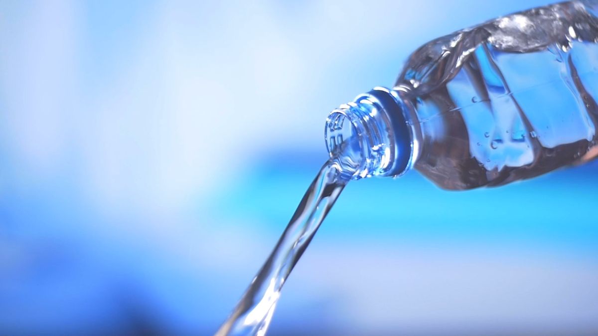 Mikrocząsteczki plastiki w wodzie butelkowanej. Jest wszędzie