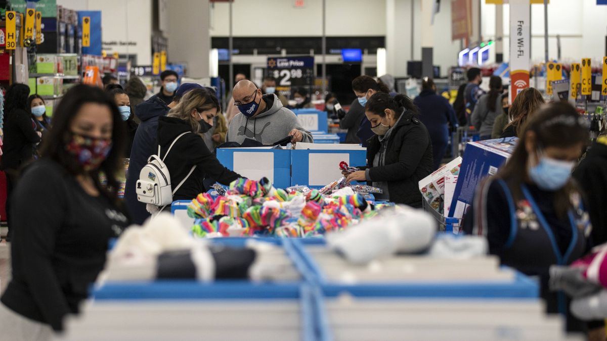 Black Friday amid coronavirus pandemic in Los Angelesepa08846489 Customers shop at a Walmart during Black Friday amid coronavirus pandemic in Pico Rivera, east of Los Angeles, California, USA, 27 November 2020. The Friday after Thanksgiving is traditionally the busies shopping day of the year and is so named because it is when retailers expect to turn a profit for the year.  EPA/ETIENNE LAURENT Dostawca: PAP/EPA.ETIENNE LAURENT