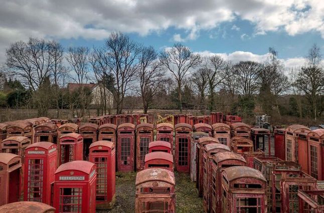 Cmentarzysko starych budek telefonicznych w Wielkiej Brytanii.