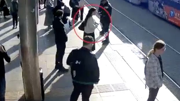 Kobieta w białym swetrze otarła się o śmierć