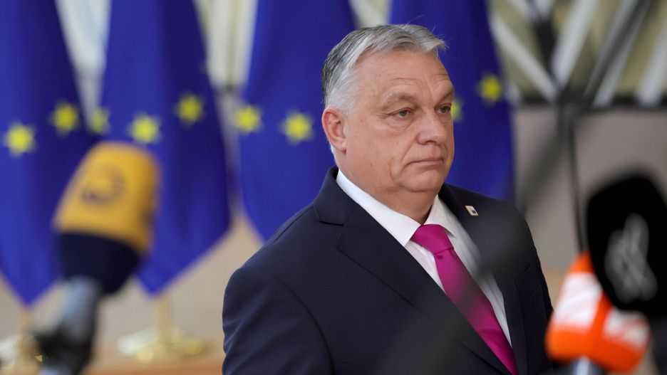 "Porażka" mówi o strategii Orbana analityk.