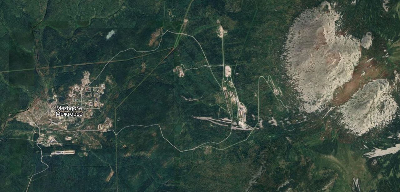 Satelitarny widok miasta Mieżgorie i góry Jamantau