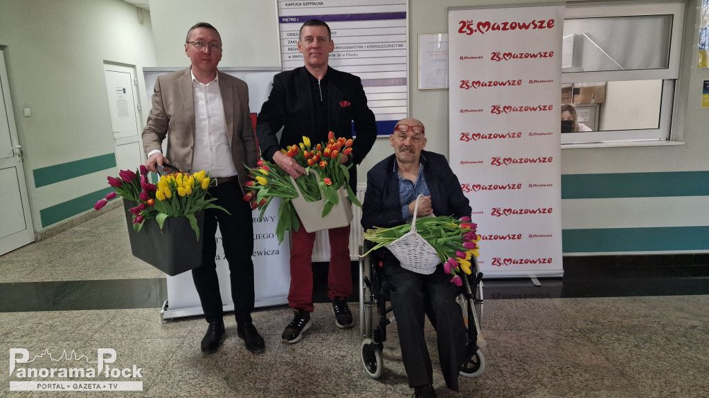 Samorządowcy rozdali tulipany w Wojewódzkim Szpitalu Zespolonym w Płocku