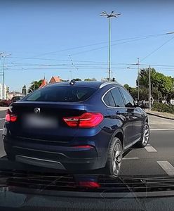 Kierowca BMW zatrzymał ruch tuż przy rondzie. Naskoczył na kobietę w ciąży