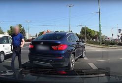 Kierowca BMW zatrzymał ruch tuż przy rondzie. Naskoczył na kobietę w ciąży