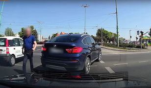 Kierowca BMW zatrzymał ruch tuż przy rondzie. Naskoczył na kobietę w ciąży