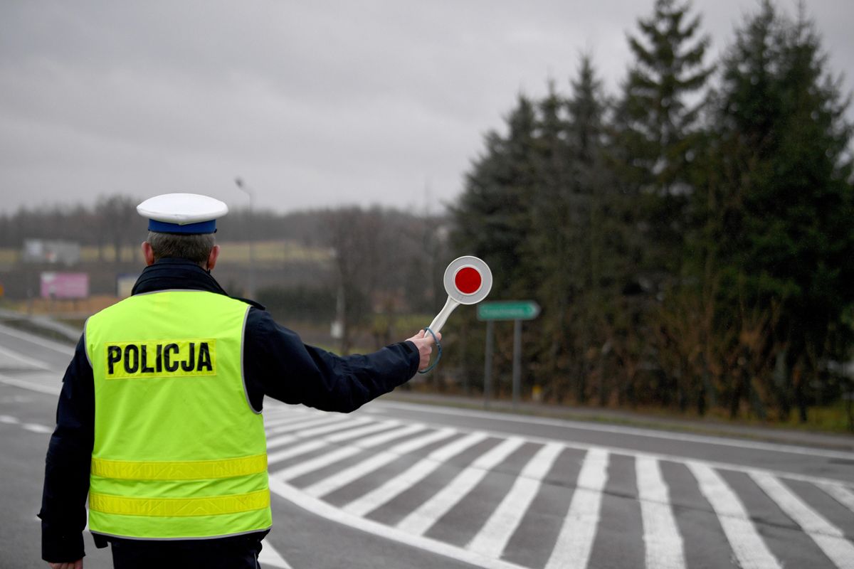 Za korzystanie ze świateł w sposób niezgodny z przepisami można otrzymać mandat w wysokości od 100 do 200 zł oraz od 2 do 4 punktów karnych