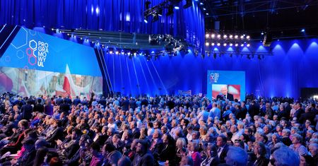Prezes nęci miodem, działacze w słodkim śnie. Konwencja PiS-u od kulis