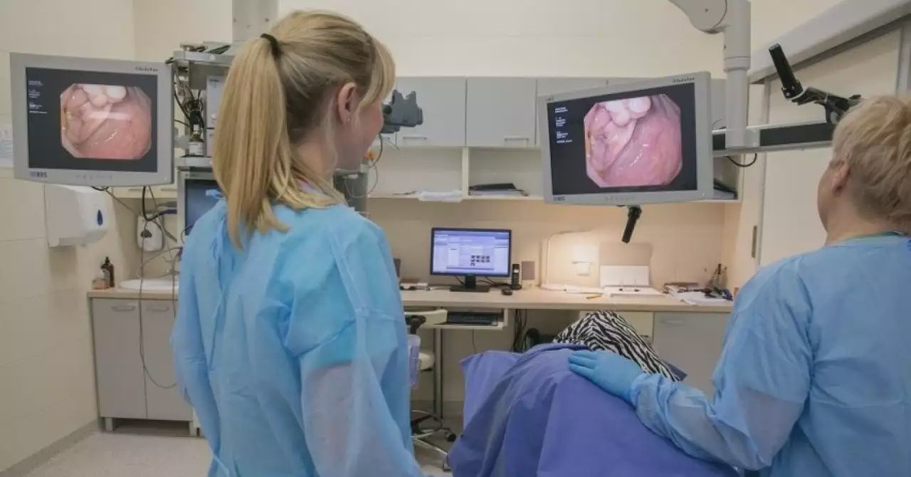 Kolonoskopię, badanie, w którym oceniany jest stan jelita grubego można wykonać profilaktycznie w ramach programu oraz diagnostycznie na podstawie skierowania od lekarza specjalisty lub lekarza POZ.