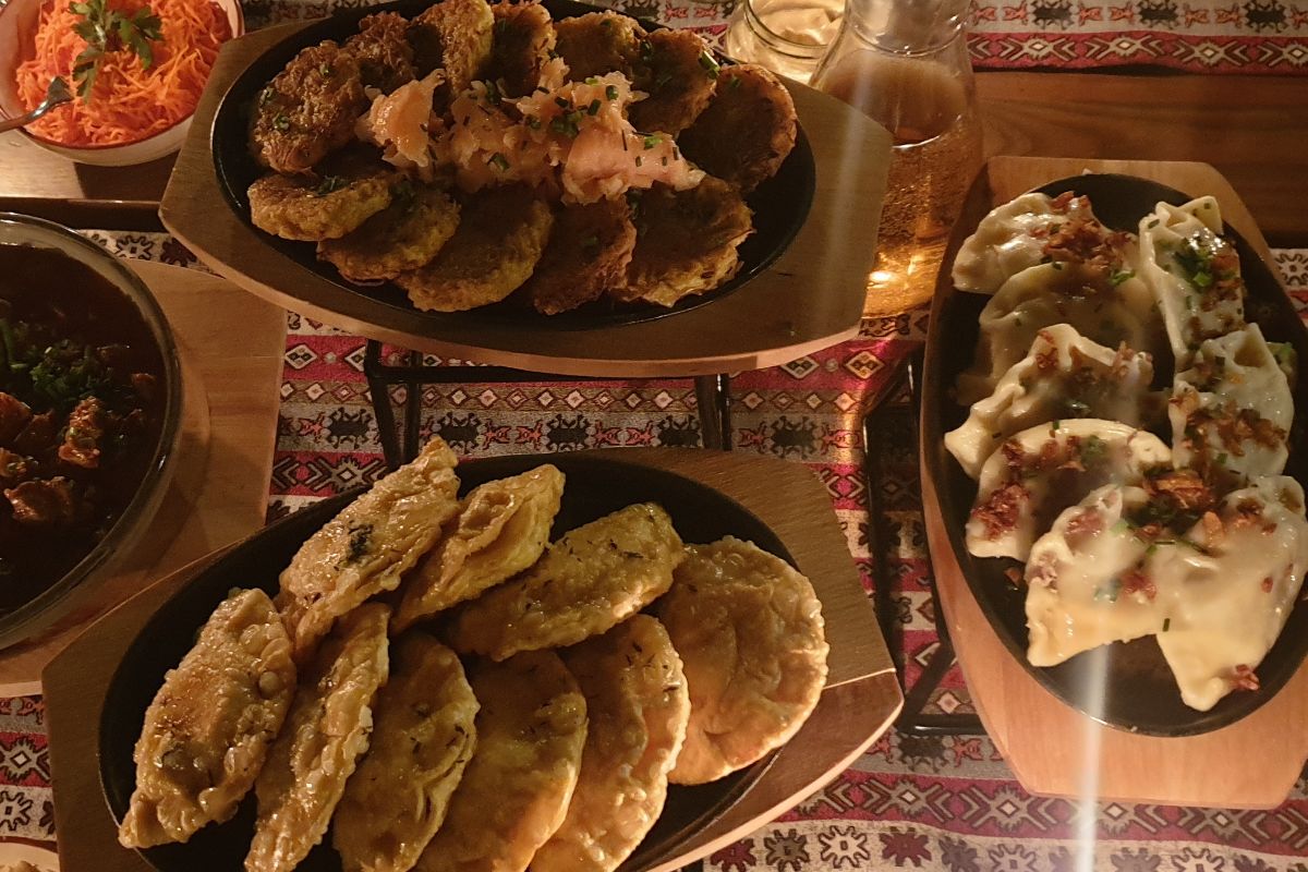 Tradycyjne przysmaki kuchni podkarpackiej w restauracji Karczma na Stoku