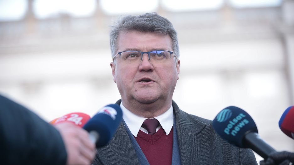 Warszawa, 09.01.2024. Były zastępca ministra spraw wewnętrznych Maciej Wąsik podczas konferencji prasowej przed Pałacem Przezydenckim w Warszawie, 9 bm. Prezydent Andrzej Duda zaprosił Mariusza Kamińskiego i Macieja Wąsika do Pałacu Prezydenckiego gdzie odbyła się uroczystość powołania ich bliskich współpracowników na doradców Prezydenta RP. (sko) PAP/Marcin Obara
