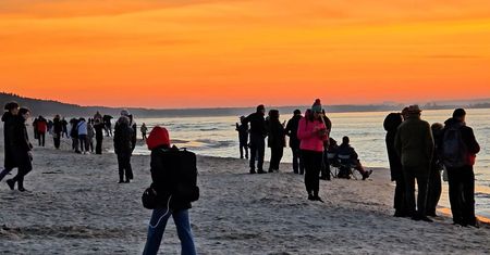 Spektakularne widowisko na plaży. Natychmiast zrobiło się tłoczno