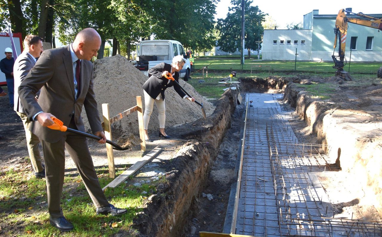 Nakło: Przybywa mieszkań w gminie. W Potulicach wbito pierwsze łopaty, są kolejne lokalizacje