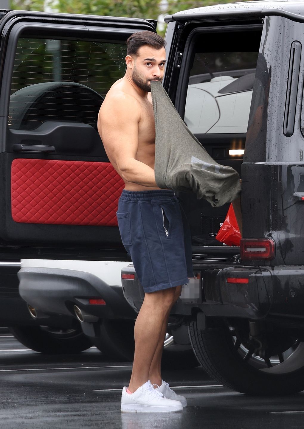 Mąż Britney Spears przebiera się na parkingu. Na jego ciele widać było siniaki