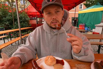 Książulo kupił na jarmarku kiełbasę z bułką i sosami za 60 zł. To nie cena oburzyła go najbardziej