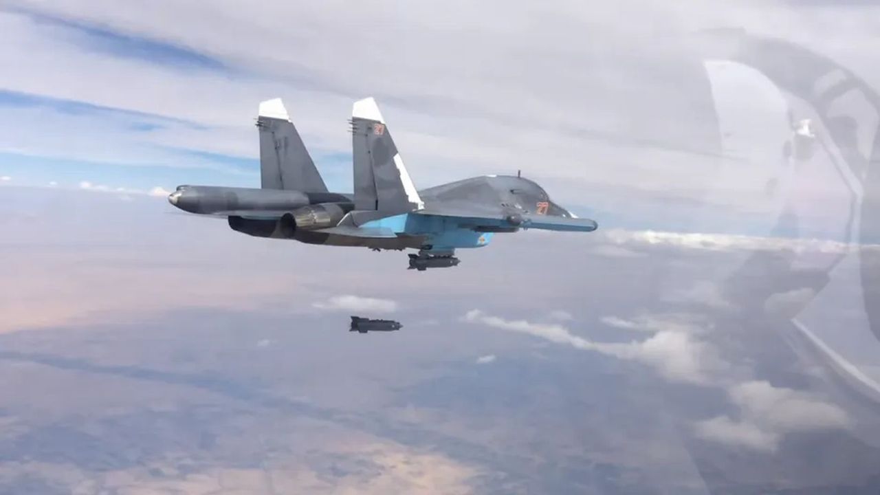 Su-34 zrzucający bombę - zdjęcie ilustracyjne