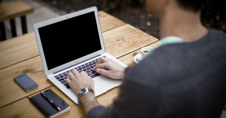 Śląsk. Uczniowie w Psarach otrzymali komputery do zdalnego nauczania