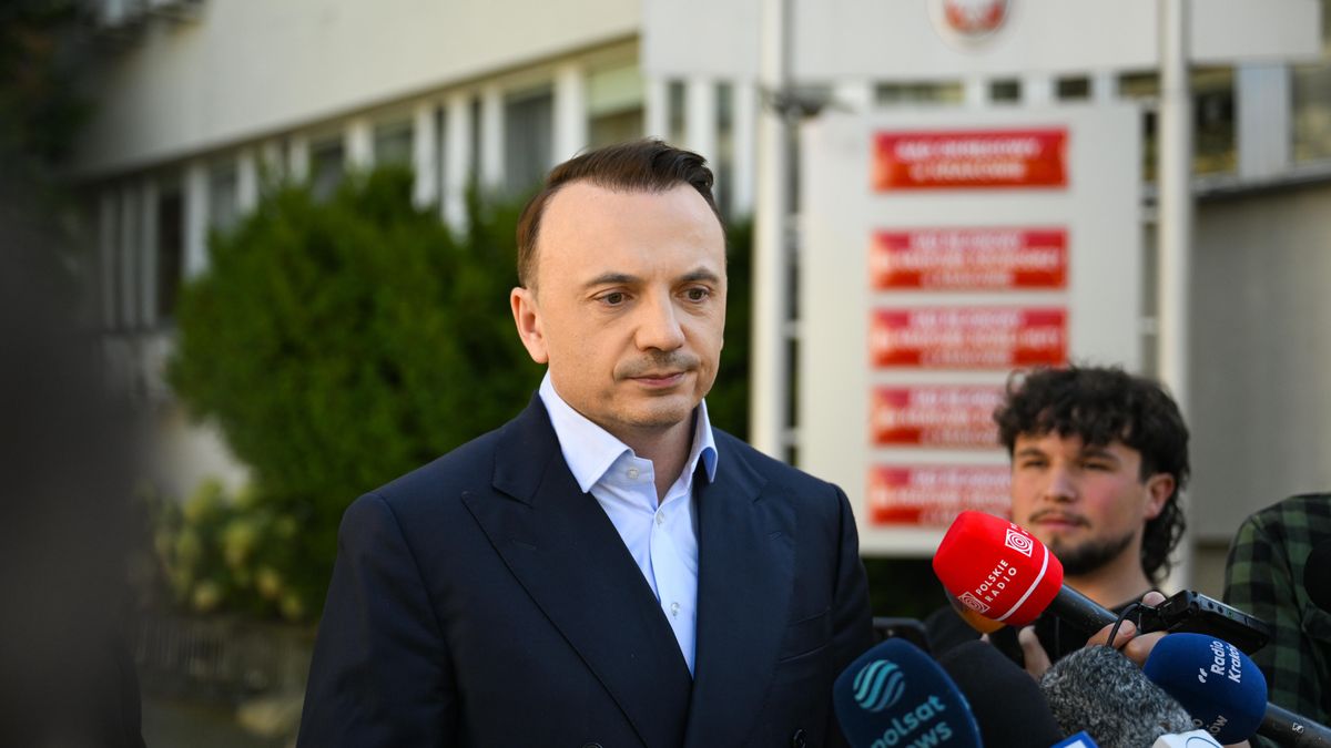 Łukasz Gibała
Kraków, 02.10.2026.  Kampania przed drugą turą wyborów na prezydenta Krakowa. Kandydat na fotel włodarza miasta, założyciel Stowarzyszenia Kraków dla Mieszkańców Łukasz Gibała wypowiedzi dla mediów przed siedzibą Sądu Okręgowego w Krakowie, 2 bm. Miejscowi radni Koalicji Obywatelskiej i przedstawiciele sztabu Moniki Piątkowskiej złożyli pozew w trybie wyborczym przeciwko Gibale. Domagają się sprostowania słów na temat ich współpracy z Gibałą w przypadku jego wygranej w wyborach prezydenta miasta. Gibała poinformował, że jego pełnomocnik także złożył pozew w trybie wyborczym, przeciwko Monice Piątkowskiej dotyczący jej wypowiedzi o głosowaniach kontrkandydata w Radzie Miasta Krakowa. (dw) PAP/Art Service
Art Service
kampania przed drugą turą wyborów, kandydat, na prezydenta krakowa, prezydent krakowa, proces, proces w trybie wyborczym, wybory prezydenta krakowa