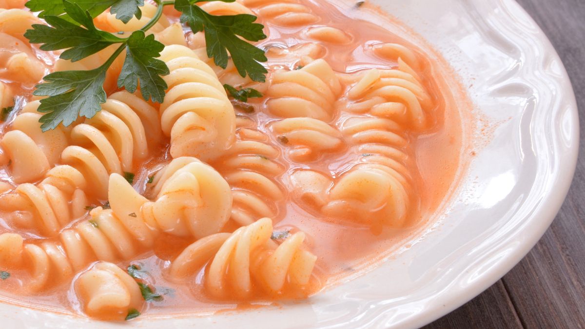 Zupa pomidorowa z niezwykłym dodatkiem. Od razu ją polubisz