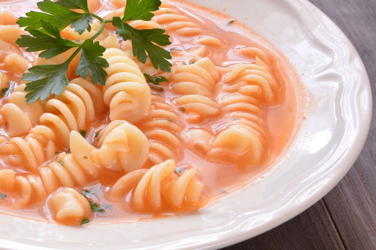 Zupa pomidorowa z niezwykłym dodatkiem. Od razu ją polubisz