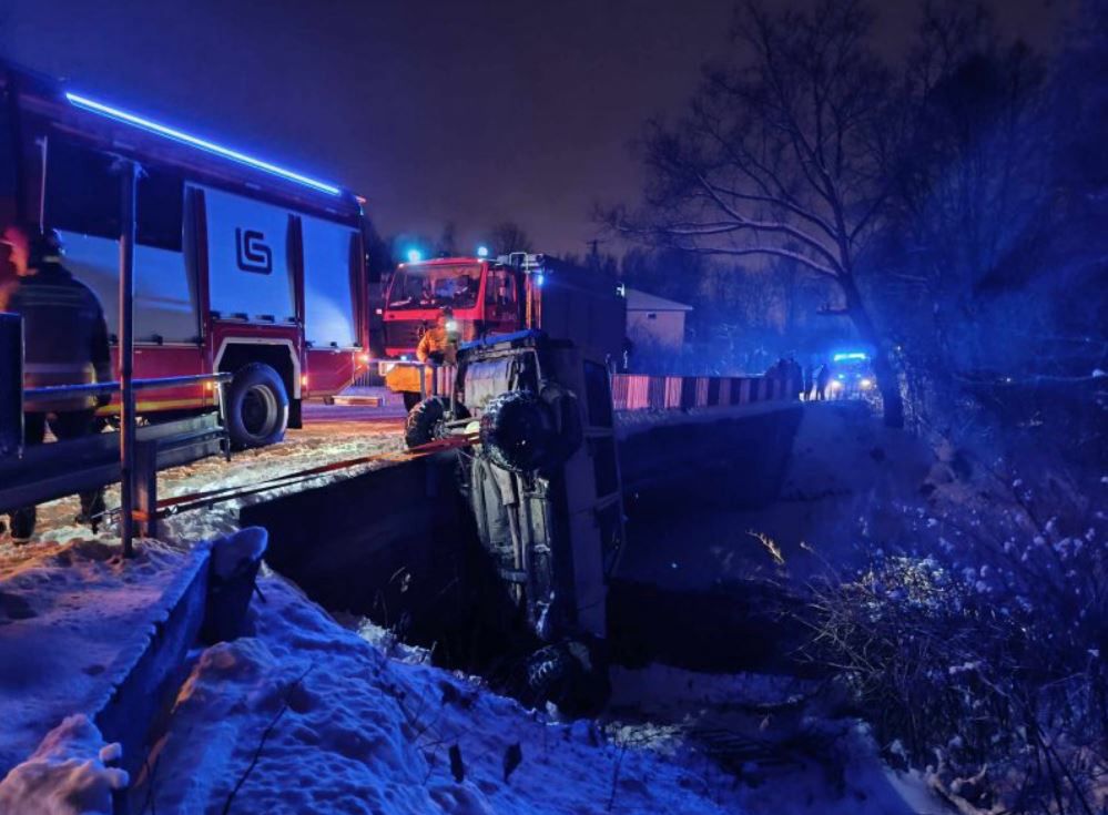 wypadek, lubelskie, straż pożarna Wypadek w lubelskiem. Auto przebiło bariery mostu i zatrzymało się pionowo tuż przed rzeką