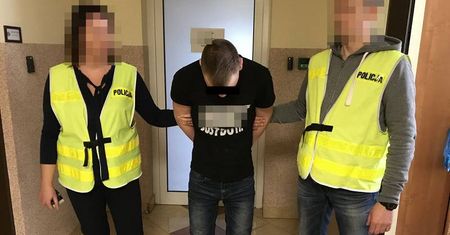 Nastolatkowie podawali się za policjantów. Wpadli podczas odbioru pieniędzy