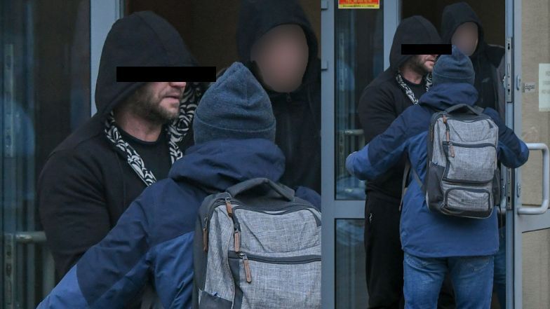 Emil S. wyprowadzony z prokuratury w kajdankach