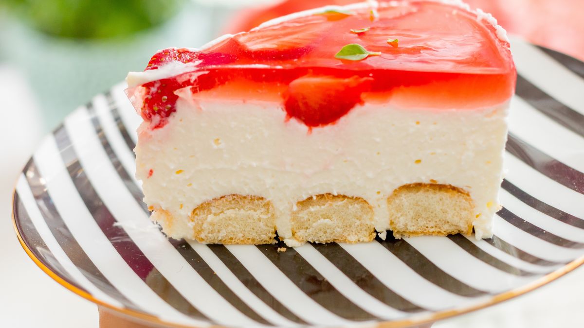 Sernik na zimno to jeden z ulubionych letnich deserów. 