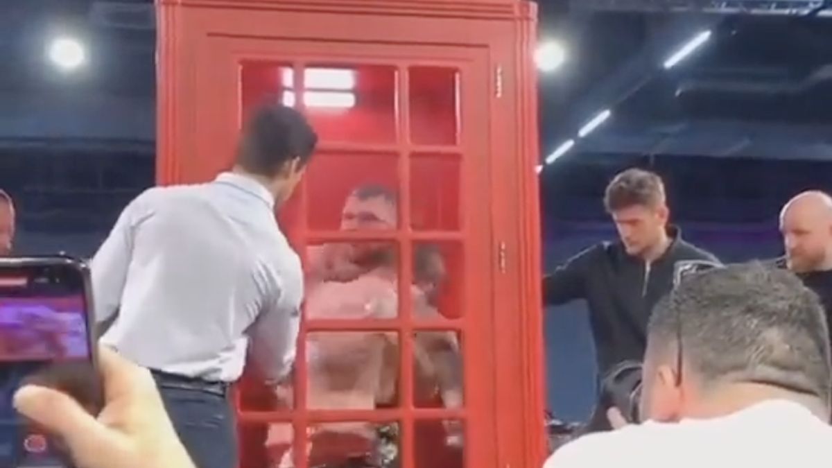 Walka w budce telefonicznej 