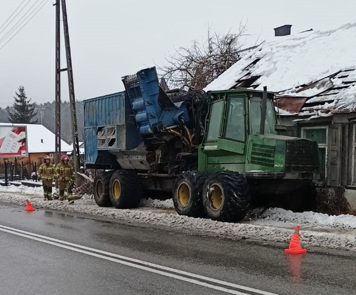 Pojazd wolnobieżny zsunął się z drogi i uderzył w dom