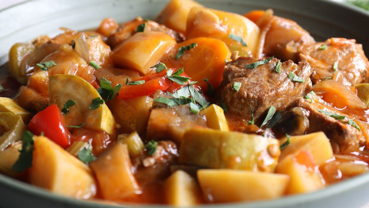 Gulasz z młodymi warzywami to obiad na kilka dni