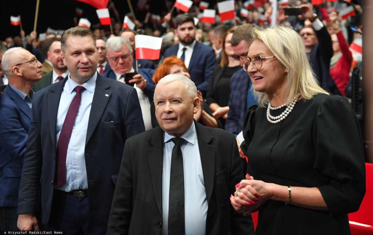 Działacze boją się partyjnego radykalizmu i chowają szyldy. PiS dziś "mówi Czarnkiem"