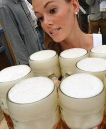 Zaczyna się Oktoberfest. Coraz droższe piwo nie powstrzymuje turystów