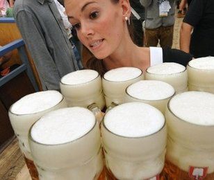 Zaczyna się Oktoberfest. Coraz droższe piwo nie powstrzymuje turystów