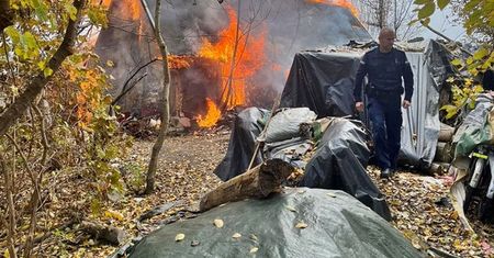 Policjanci uratowali pasa uwięzionego przy płonącym budynku.
