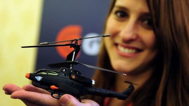 Sterowany smartfonem śmigłowiec Helo TC Assault. Czas na biurową Apokalipsę! 1