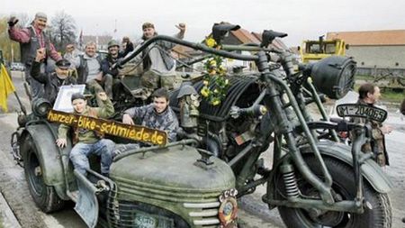 Gigantyczny motocykl napędzany silnikiem czołgu! [wideo] 1