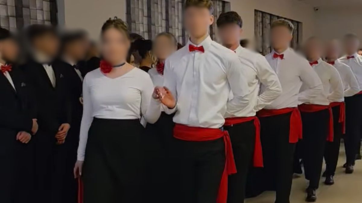 Zachwycający polonez maturzystów.