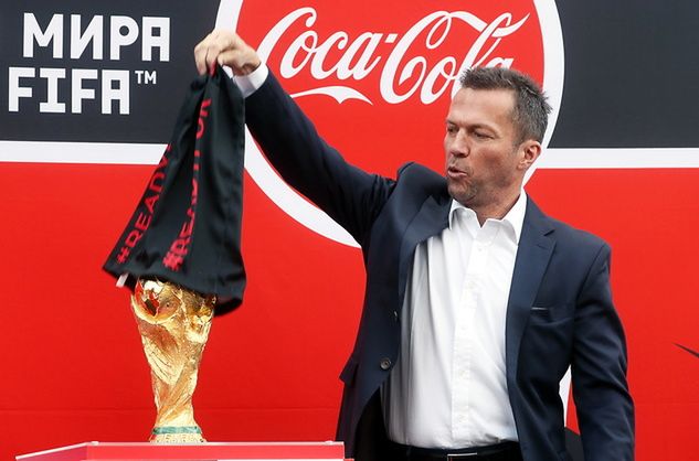 Lothar Matthaeus odgrywający trofeum (fot. Maxim Shipenkov/PAP/EPA)