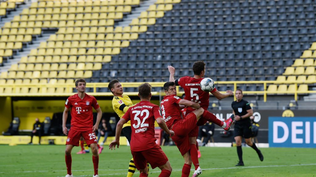 Zdjęcie okładkowe artykułu: Getty Images / Alexandre Simoes / Mecz Borussia Dortmund - Bayern Monachium w dniu 26 maja 2020 r. (na zdjęciu m. in. Piszczek i Lewandowski)