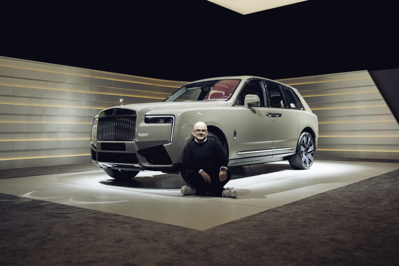 Premierowy Rolls-Royce Cullinan po liftingu. Na zdjęciu autor artykułu