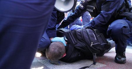 Protest przedsiębiorców w Warszawie. Paweł Tanajno zatrzymany, przepychanki z policją