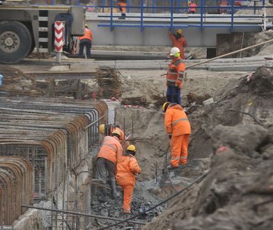 Tunel w Sulejówku z opóźnieniem. "Trzeba zrywać nawierzchnię"