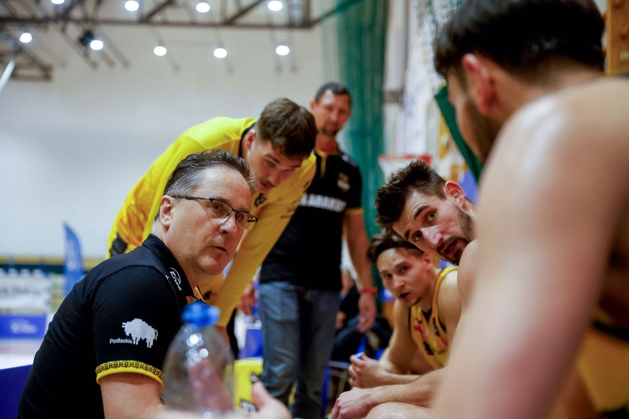 Dziewiąta porażka koszykarzy Żubrów Abakus Okna i rezygnacja trenera